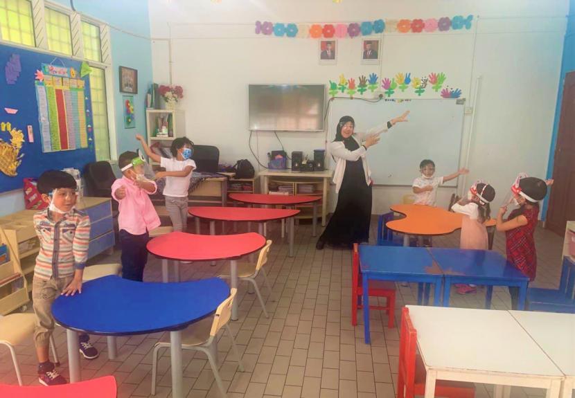 Suasana pembelajaran pada hari pertama para siswa Taman Kanak-Kanak (TK) Sekolah Indonesia Kuala Lumpur (SIKL) kembali masuk sekolah di Kuala Lumpur, Malaysia, Senin (4/10/2021). Kementerian Pendidikan Malaysia telah mengizinkan siswa TK dan siswa yang mengikuti ujian untuk masuk ke sekolah.