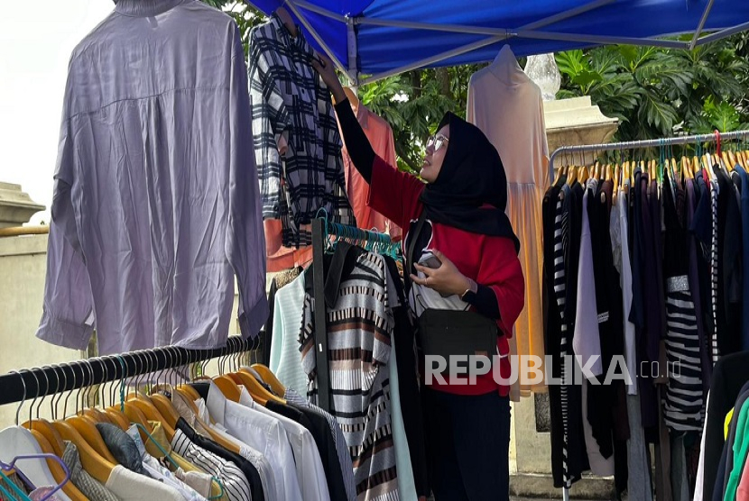 Suasana pembeli saat berburu baju thrifting di berbagai toko thrift di Yogyakarta.