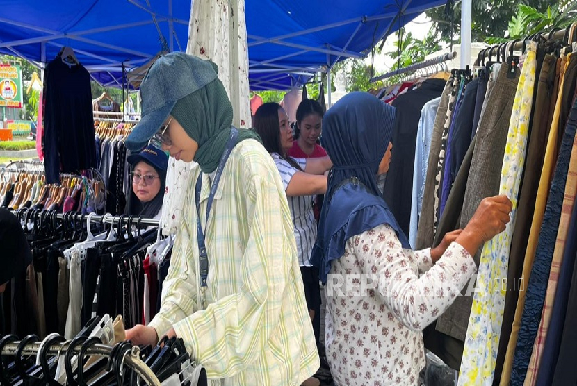 Suasana pembeli saat berburu baju thrifting di berbagai toko thrift di Yogyakarta.