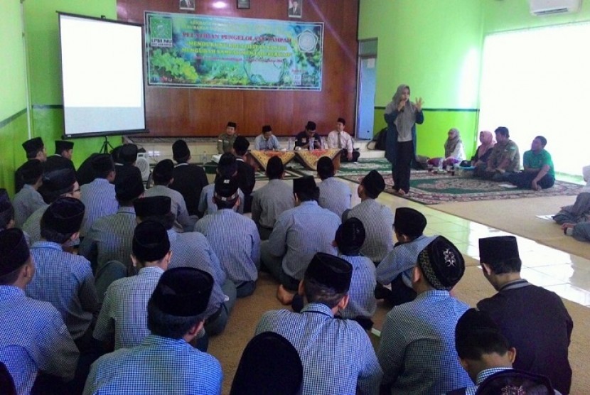 Suasana pemberian pelatihan pengelolaan sampah bagi santri Pondok Pesantren Asshiddiqiyah oleh LPBI NU DKI Jakarta