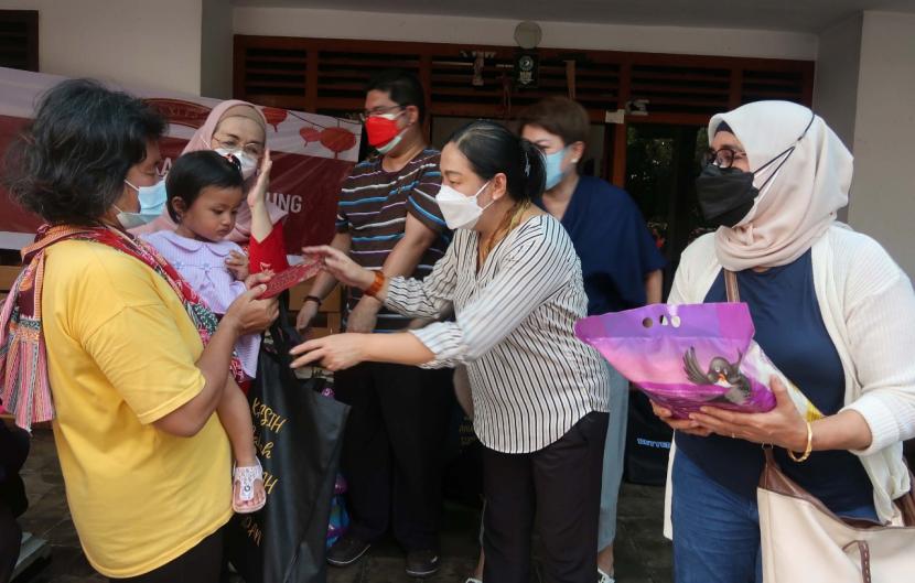 suasana pemberian santunan sembako bagi warga keturunan Tionghoa di Tanjung Burung, Kabupaten Tangerang