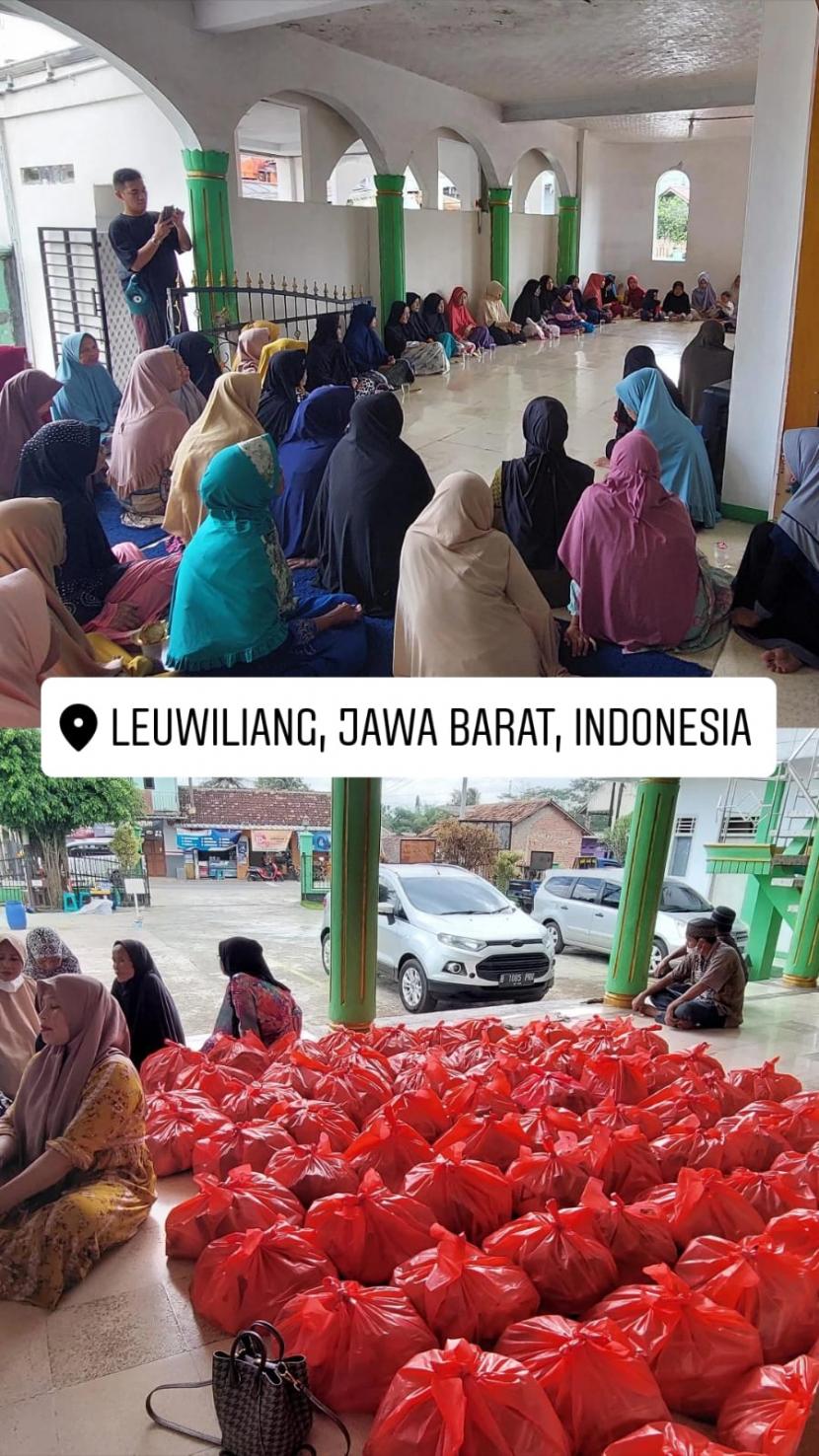 Suasana pemberian santunan untuk janda dhuafa di Kampung Paku, Desa Sadeng, Kecamatan  Leuwisadeng, Kabupaten  Bogor, Ahad (27/3).