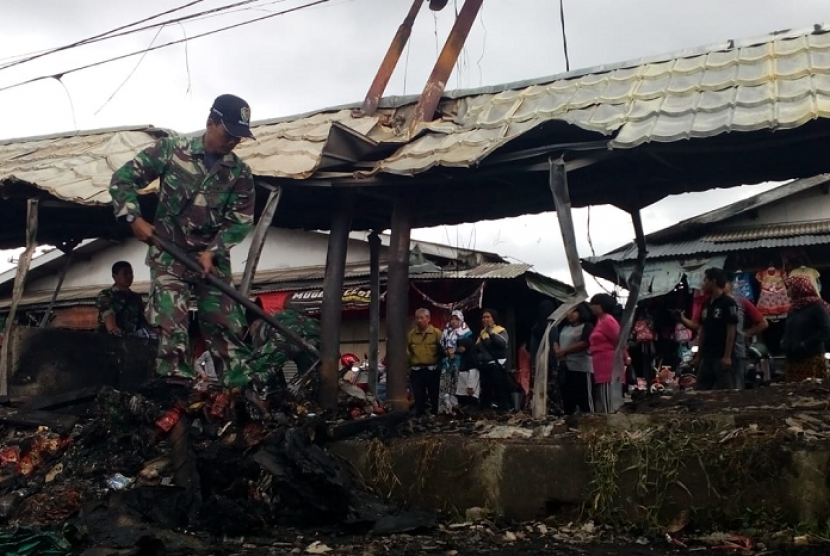Suasana pembersihan material sisa kebakaran pasar Indihiang Kota Tasikmalaya Jawa Barat, Jumat (3/8). Berbagai elemen masyarakat bahu membahu melakukan pembersihan. 