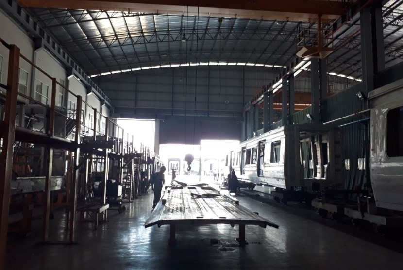 Suasana pembuatan kereta api di Pabrik PT Industri Kereta Api (Inka) (Persero) Madiun, Jawa Timur, Selasa (15/1).