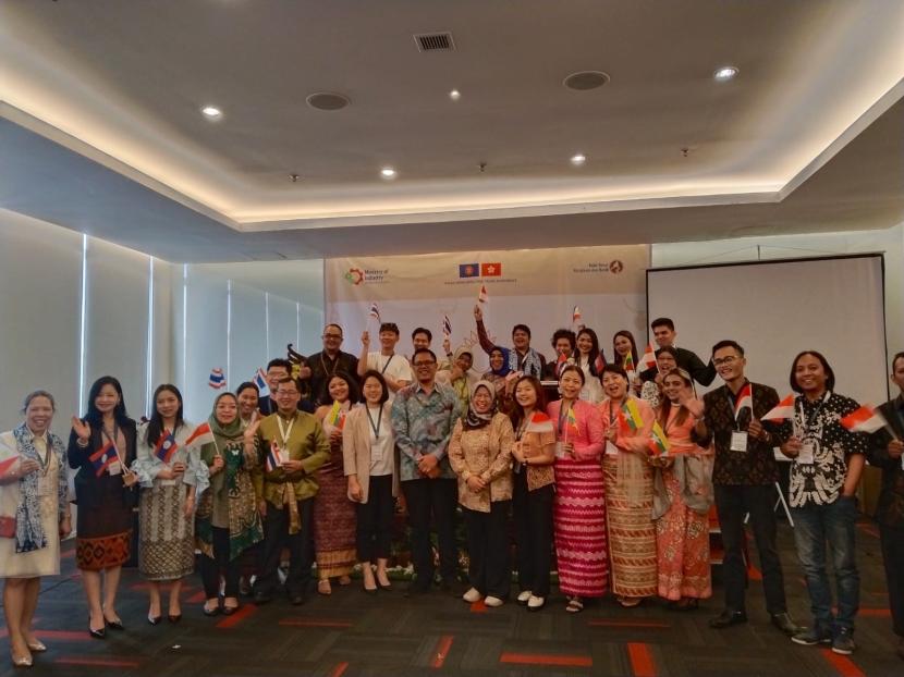 Suasana pembukaan acara Capacity Building to Increase MSMEs Competitiveness on Jewelry Design di Hotel Grand Zuri, Yogyakarta, Senin (20/11/2023). Kegiatan ini diikuti oleh 22 peserta yang berasal dari negara-negara di ASEAN.