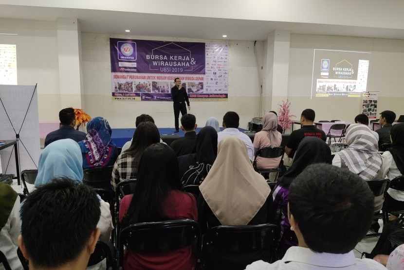 Suasana pembukaan Bursa Kerja & Wirausaha (BKW) di UBSI Kampus Jatiwaringin, Jakarta.