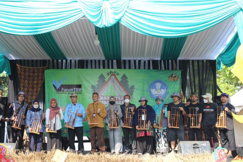 Suasana pembukaan Kemah Literasi Jawa Barat di Sumedang, Jumat (2/9/2022). Kegiatan yang diadakan oleh Pengurus Wilayah Forum Taman Bacaan Masyarakat (TBM) Provinsi Jawa Barat itu berlangsung hingga Ahad (4/9/2022).