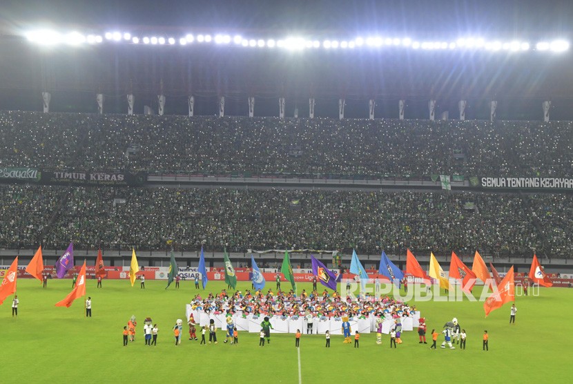 Suasana pembukaan kompetisi sepak bola Liga 1 Indonesia 2020 di Gelora Bung Tomo (GBT), Surabaya, Jawa Timur, Sabtu (29/2). Laga perdana mempertemukan tuan rumah Persebaya vs Persik Kediri.