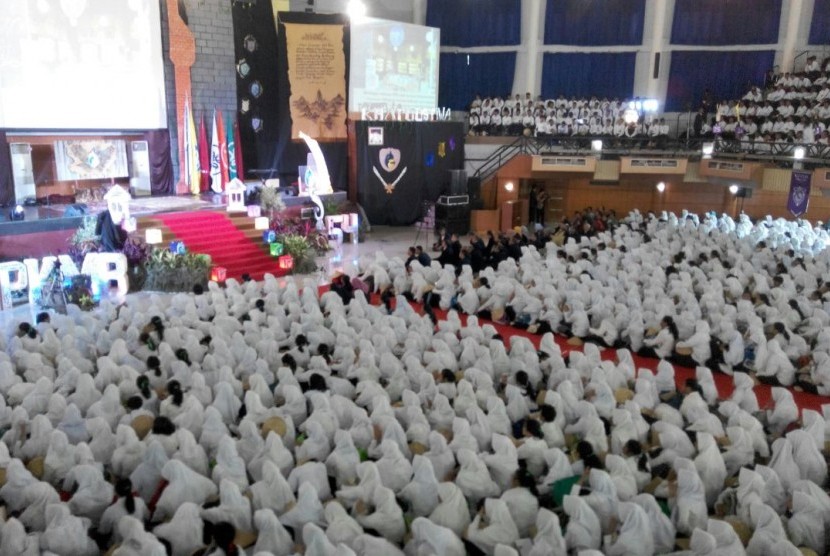 Suasana pembukaan Masa Pengenalan Kampus Mahasiswa Baru (MPKMB) angkatan 54 di Bogor, Ahad (13/8)