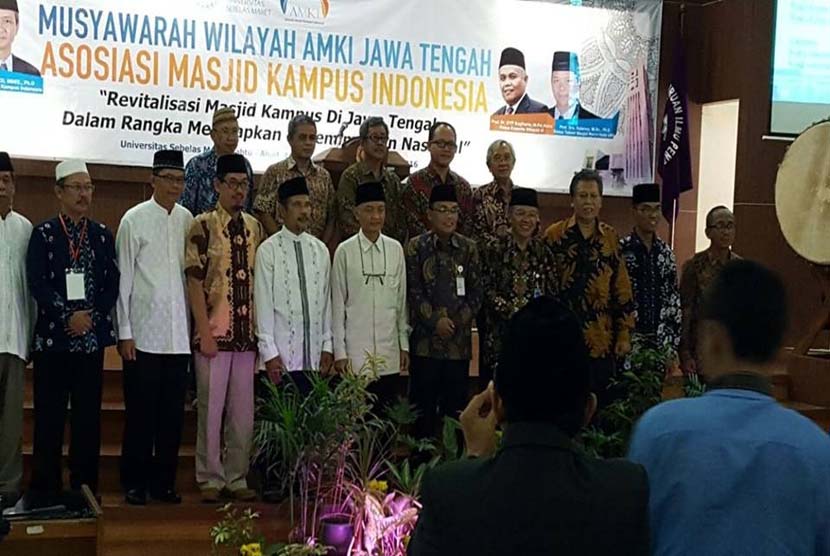 Suasana pembukaan Muswil Asosiasi Masjid Kampus Indonesia (AMKI) Jawa Tengah di Masjid Nurul Huda UNS Surakarta, Sabtu (9/4). 