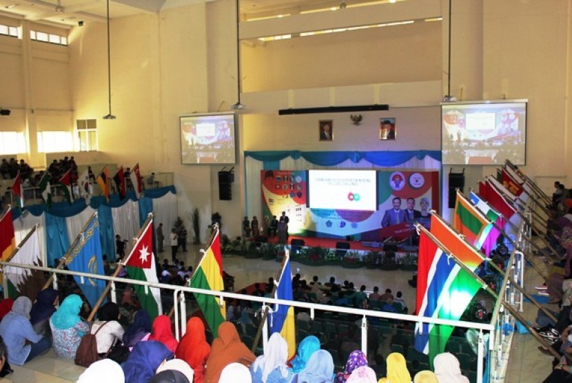 Suasana pembukaan New Asia Afrika Youth Conference Plus 2015 di UIN SGD Bandung, Senin (20/4), saat Menpora Imam memberikan sambutan.