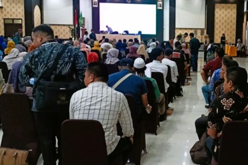Suasana pembukaan seleksi peserta calon Petugas Penyelenggara Ibadah Haji (PPIH) 2024 di Aula Asrama Haji Sudiang, Makassar, Sulawesi Selatan. 