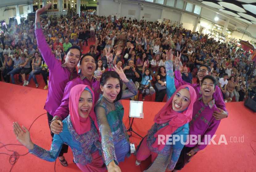 Para pemain angklung memainkan angklung bersama