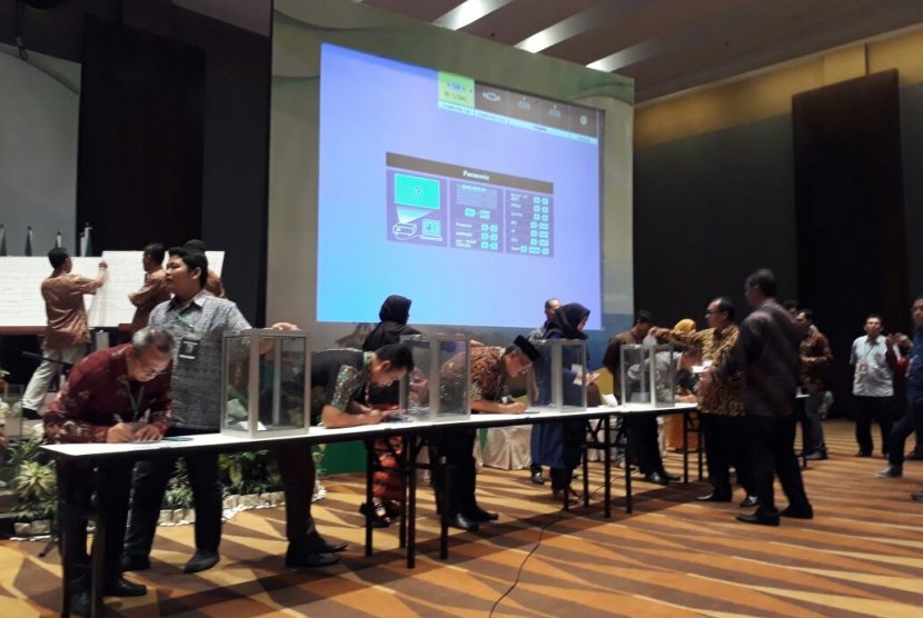 Suasana pemilihan  Presidium Majelis Nasional KAHMI di Munas Ke-10 yang digelar di Medan, Sabtu (18/11). 28 calon dari bernagai daerah memperebutan sembilan kursi presidium. 