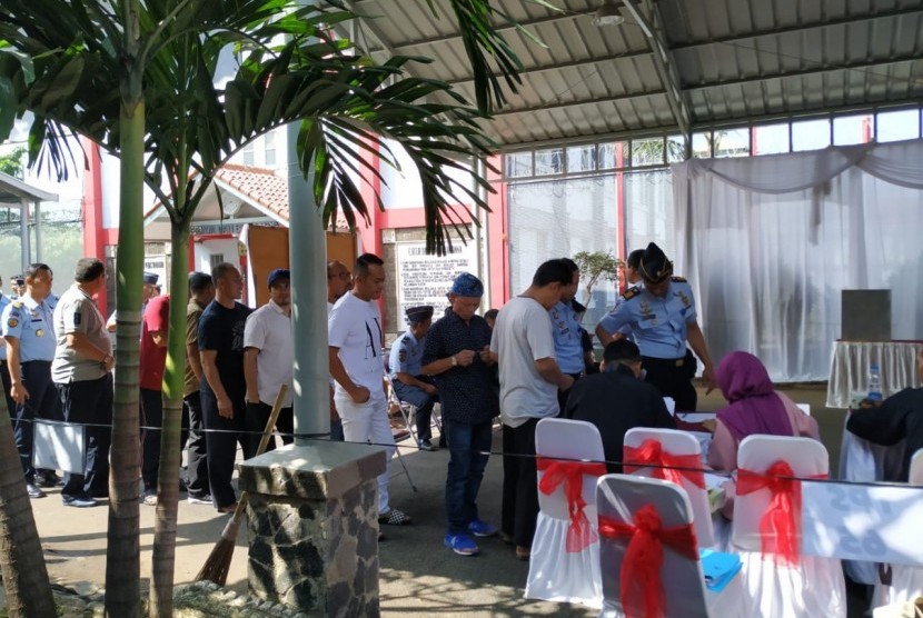 Suasana Pemilu 2019 di Lapas Kelas 1 Sukamiskin, Kota Bandung Rabu (17/4). Sebanyak 465 dari 480 warga binaan memberikan hak pilihnya di dua tps. 