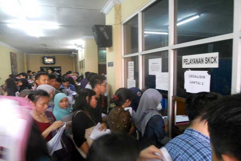 Suasana pemohon SKCK di Polres Jakarta Selatan yang membludak.