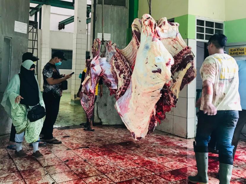 Suasana pemotongan hewan kurban di Rumah Potong Hewan (RPH) Bubulak, Kecamatan Bogor Barat, Kota Bogor, Selasa (20/7)