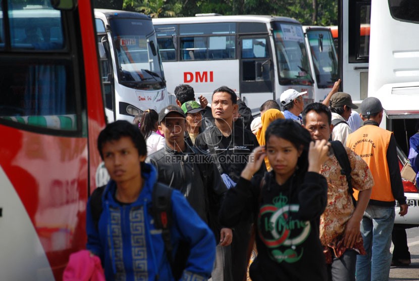  Suasana pemudik saat tiba di Terminal Kampung Rambutan, Jumat (1/8).  (Republika/Rakhmawaty La'lang)