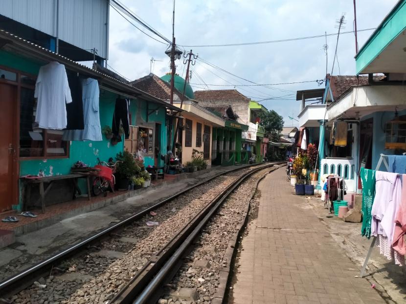 Suasana permukiman dekat rel kereta api di Jalan Prof Moh Yamin Gang VII, Klojen, Kota Malang, Jumat (24/6/2022). Sejumlah rumah di wilayah tersebut akan ditertibkan oleh PT KAI Daop 8 Surabaya. 