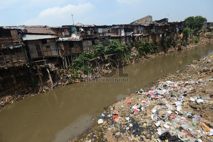   Suasana pemukiman kumuh di bantaran Sungai Ciliwung di kawasan Kampung Pulo, Jakarta Timur, Selasa (20/10).