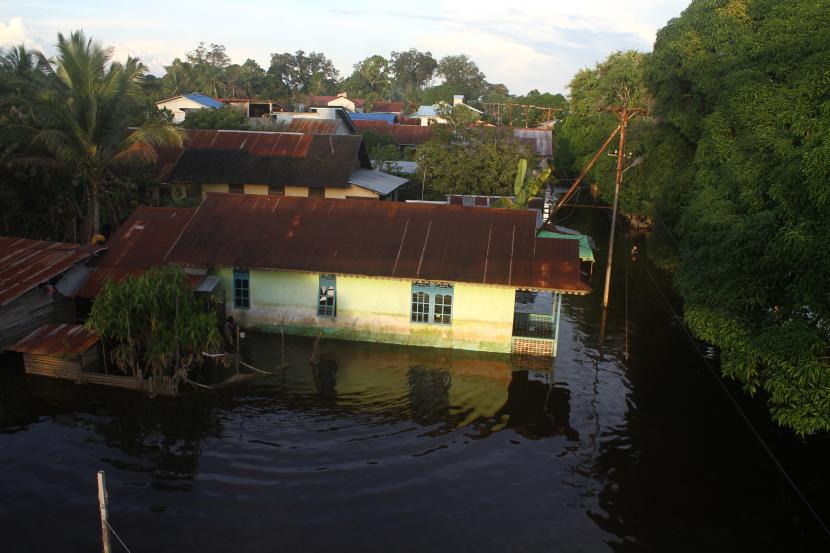 Suasana permukiman masyarakat yang terendam banjir di tepian Sungai Kapuas, Sintang, Kalimantan Barat (ilustrasi)