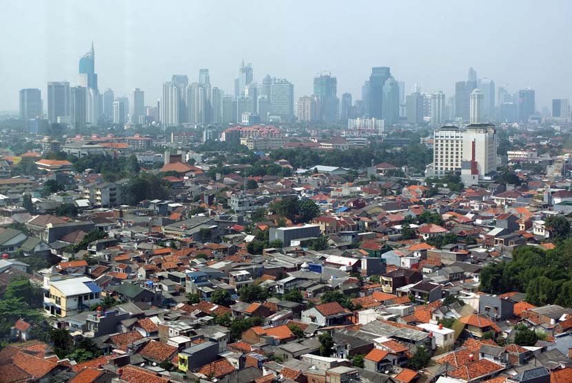 Suasana pemukiman penduduk berlatar belakang gedung-gedung bertingkat dikawasan Jakarta Selatan,Senin(9/6).