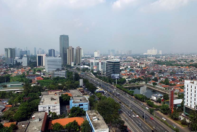 Suasana pemukiman penduduk berlatar belakang gedung-gedung bertingkat dikawasan Jakarta Selatan,Senin(9/6).