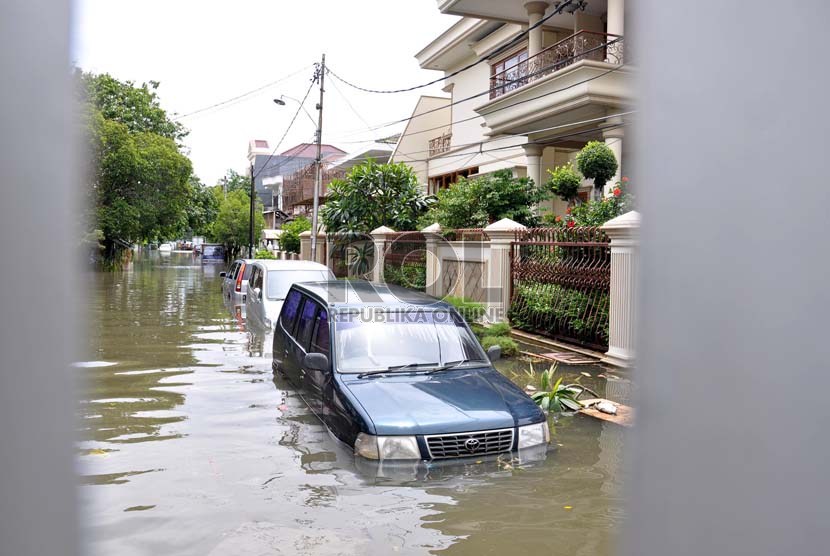   Suasana pemukiman warga yang tergenang luapan banjir di kawasan Pluit, Penjaringan, Jakarta Utara, Ahad (20/1).   (Republika/Rakhmawaty La'lang)