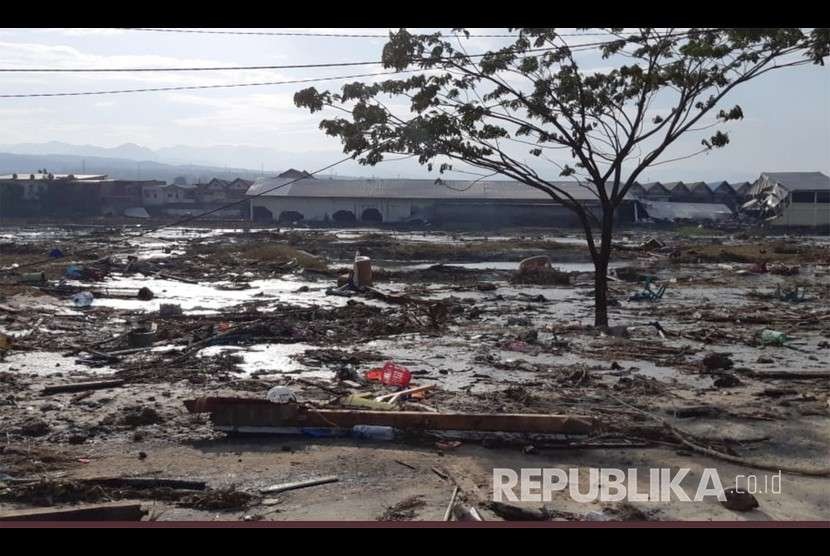 Suasana pemukiman yang rusak akibat gempa dan tsunami di Palu, Sulawesi Tengah , Sabtu (29/9).