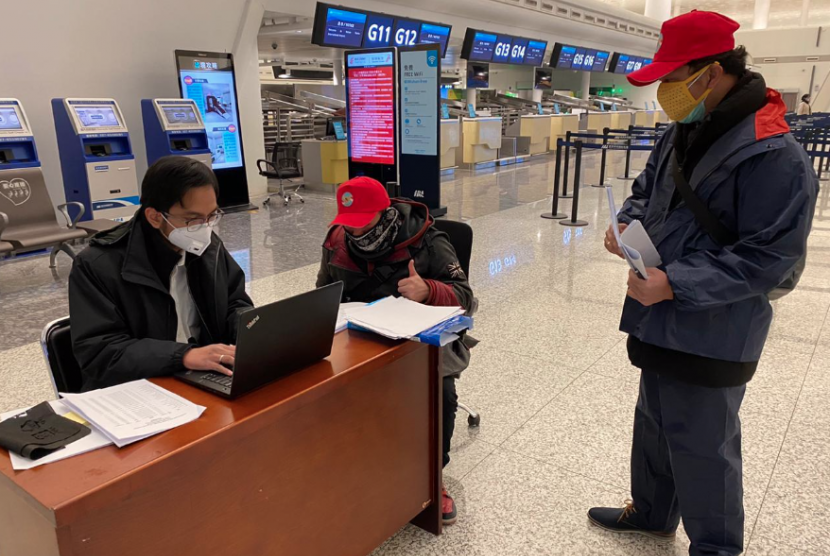  Suasana pemulangan WNI di Bandara Internasional Tianhe, Wuhan, Provinsi Hubei China, Sabtu (1/2).