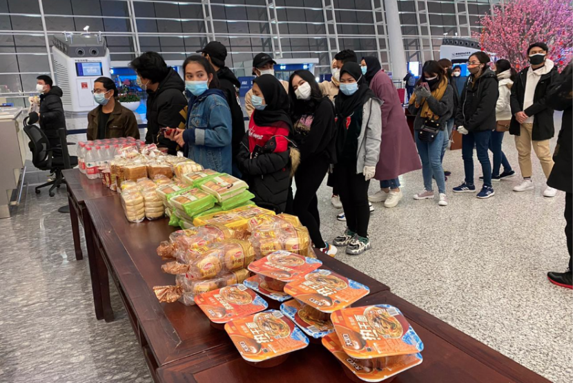  Suasana pemulangan WNI di Bandara Internasional Tianhe, Wuhan, Provinsi Hubei China, Sabtu (1/2).