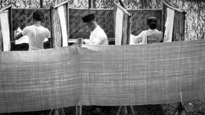 Suasana pemungutan suara di pemilu pertama Indonesia, 1955. 