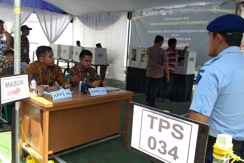 Suasana pemungutan suara di TPS yang ada di Lapas Kelas II B Purwakarta, Kelurahan Cipaisan, Kecamatan/Kabupaten Purwakarta, Rabu (17/4). 