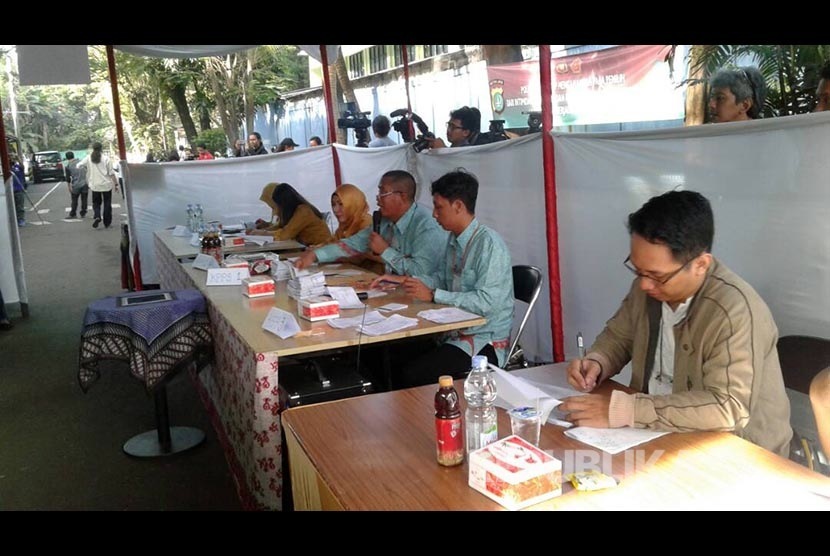 Suasana pemungutan suara Pilkada DKI di TPS 01 kawasan Senayan, Jakarta Selatan, Rabu (19/4)