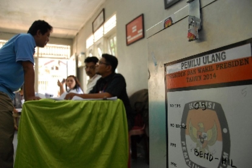 Suasana pemungutan suara ulang Pemilu Presiden-Wakil Presiden 2014 di TPS 05 Kelurahan Bendungan Hilir, Jakarta Pusat, sabtu (19/7). 