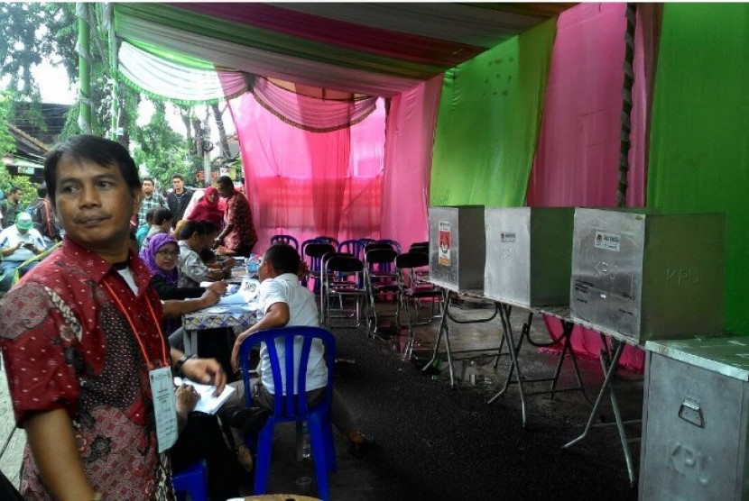 Suasana pemungutan suara ulang Pilkada DKI di TPS 01 Utan Panjang, Kemayoran, Ahad (19/2).