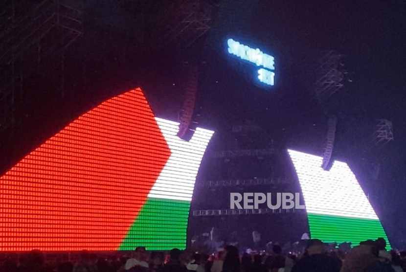 Suasana panggung musisi Baskara Putra atau Hindia di Synchronize Festival 2025 di Gambir Expo Kemayoran, Jakarta. Dalam kesempatan itu, Hindia menyuarakan solidaritas terhadap Palestina.