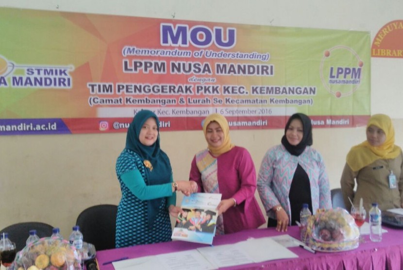 Suasana penandatanganan MoU LPPM STMIK Nusa Mandiri Jakarta dengan Tim PKK Kembangan, Jakarta Barat.