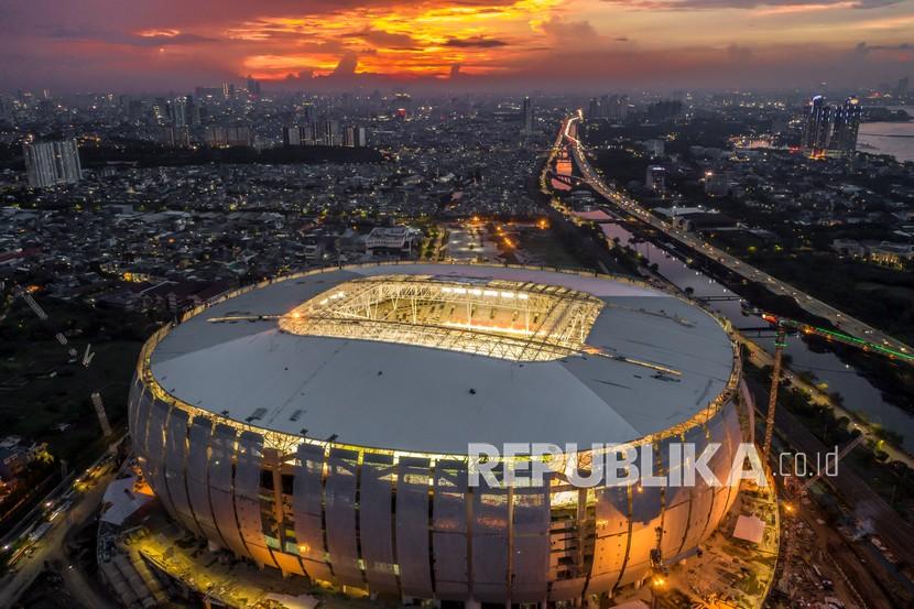 Pencahayaan Jakarta International Stadium (JIS) di Kelurahan Papanggo, Kecamatan Tanjung Priok, Jakarta Utara, Sabtu (11/12/2021).