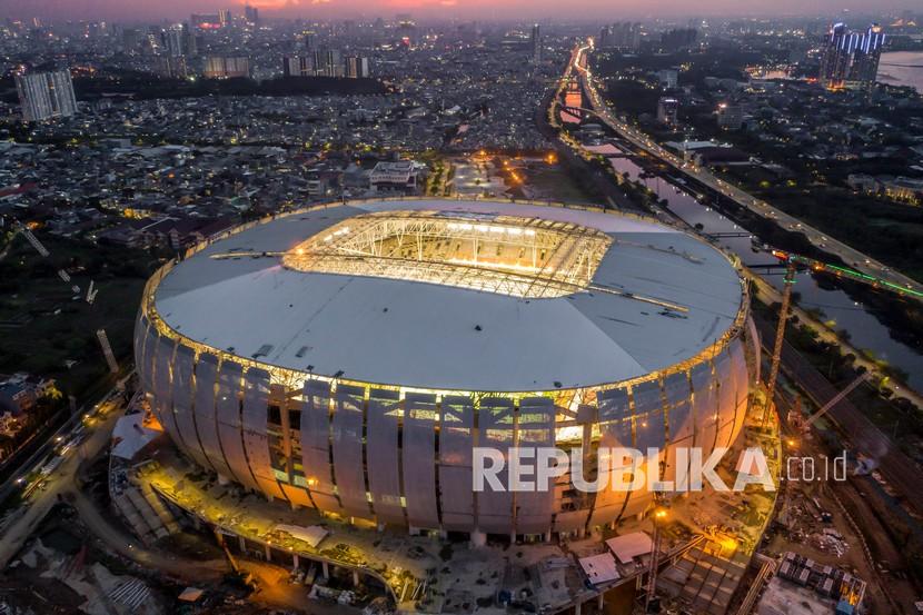 Suasana pencahayaan Jakarta International Stadium (JIS) di Tanjung Priok, Jakarta, Sabtu (11/12/2021). JIS dirancang dengan tata cahaya sesuai standar FIFA, sehingga selain untuk pertandingan sepak bola juga siap untuk berbagai acara hiburan seperti konser musik, dan pembangunannya sudah mendekati 90 persen yakni 87,85 persen. 