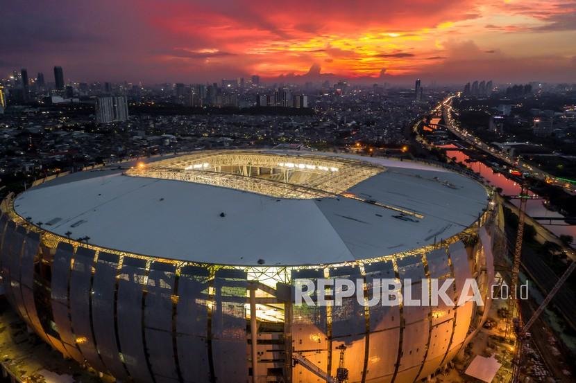Suasana pencahayaan Jakarta International Stadium (JIS) di Tanjung Priok, Jakarta, Sabtu (11/12/2021). Niki dan Rich Brian akan memeriahkan peresmian Jakarta International Stadium pada 25 Juni 2022.