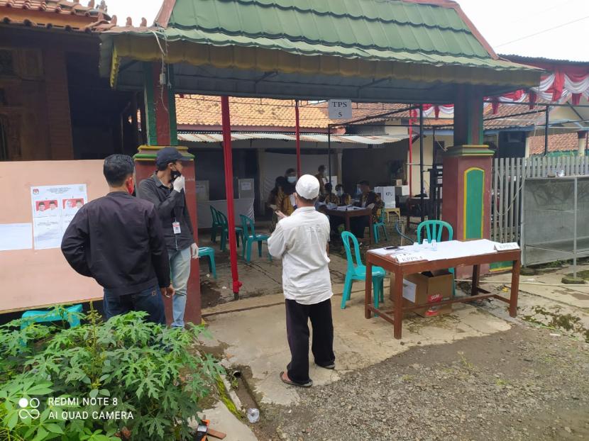 Suasana pencoblosan dalam pelaksanaan pilkada serentak di Kabupaten Purbalingga, Rabu (9/12). 