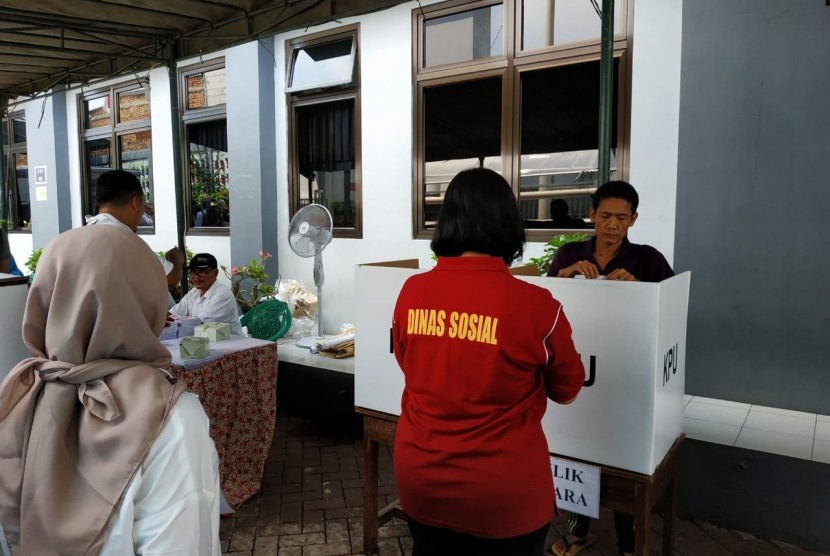 Suasana pencoblosan di TPS 022 Panti Sosial Bina Laras, Grogol, Jakarta Barat, Rabu (17/4). Ratusan penyandang disabilitas mental menggunakan hak pilih di lokasi tersebut. 