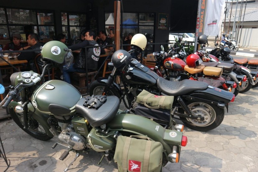 Suasana pendaftaran International Royal Enfield Jamboree 2019 di Dealer Royal Enfield Indonesia, di Jalan Pejaten Barat, Jakarta Selatan, Ahad (7/7). 