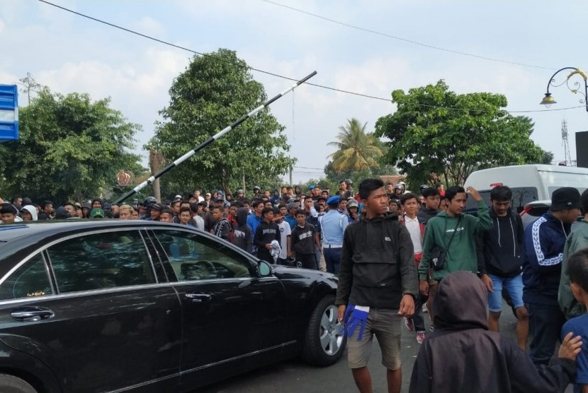 (Ilustrasi) Suasana pendukung Persib, Bobotoh di Bandara Husein Sastranegara, Kota Bandung, Kamis (25/10). 