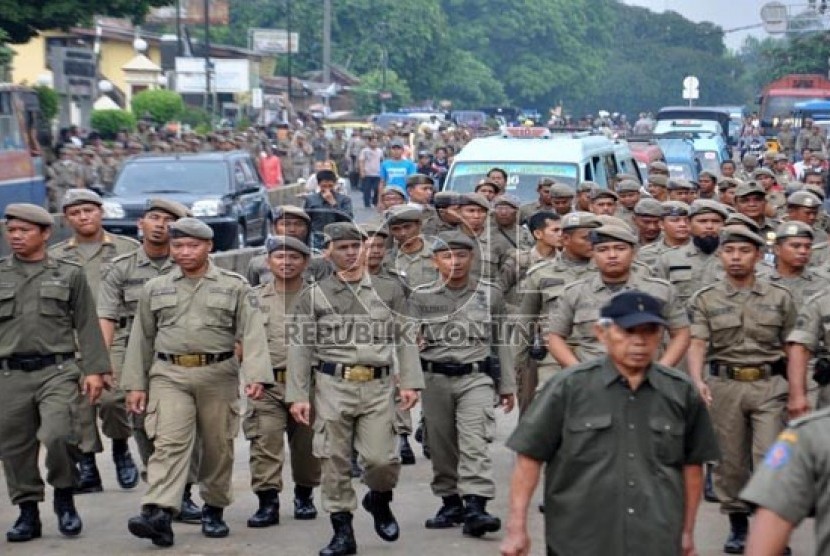  Suasana penertiban Pedagang Kaki Lima (PKL) oleh petugas gabungan di Pasar Minggu, Jakarta Selatan, Senin (3/6).    (Republika/Rakhmawaty La'lang)