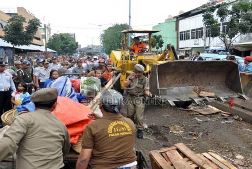  Suasana penertiban Pedagang Kaki Lima (PKL) oleh petugas gabungan di Pasar Minggu, Jakarta Selatan, Senin (3/6).    (Republika/Rakhmawaty La'lang)