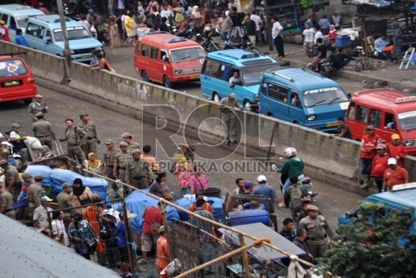  Suasana penertiban Pedagang Kaki Lima (PKL) oleh petugas gabungan di Pasar Minggu, Jakarta Selatan, Senin (3/6).    (Republika/Rakhmawaty La'lang)