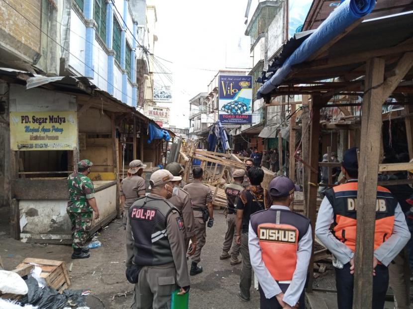 Suasana penertiban PKL di sekitar Pasar Pelita Kota Sukabumi di Jalan Perniagaan Kota Sukabumi, Sabtu (12/2/2022).