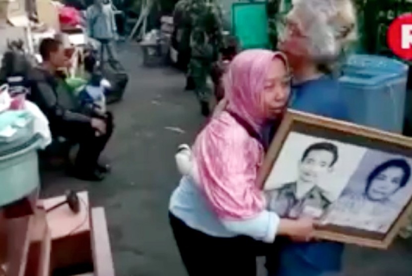 Suasana penertiban rumah dinas TNI di komleks perumahan zeni, Mampang Prapatan, Jakarta Selatan, Ahad (17/1).